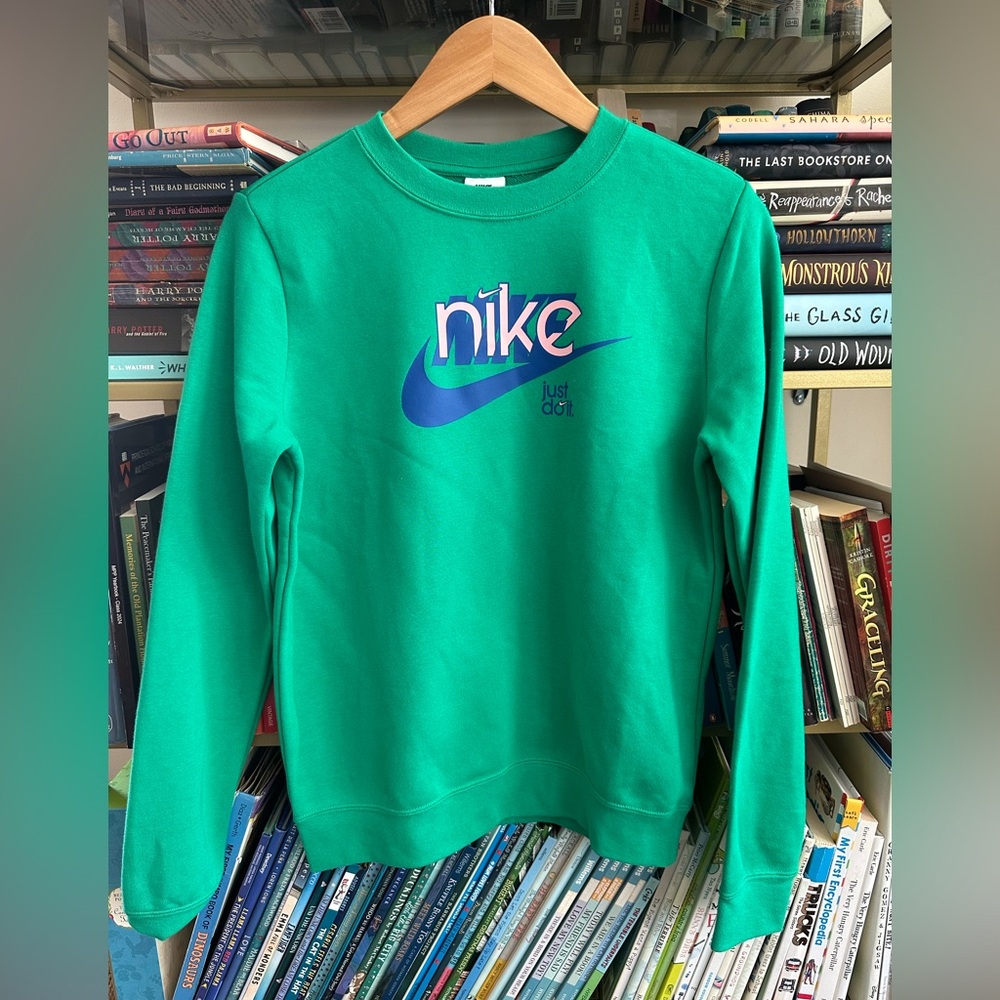 BNWT Nike Women's Club Fleece French Terry Graphic Sweatshirt 💚